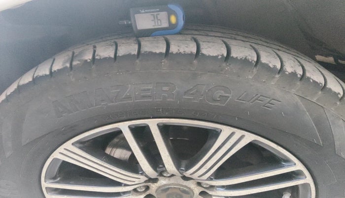 2010 Toyota Innova 2.5 G4 8 STR, Diesel, Manual, 2,98,692 km, tyre