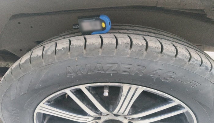 2010 Toyota Innova 2.5 G4 8 STR, Diesel, Manual, 2,98,692 km, tyre