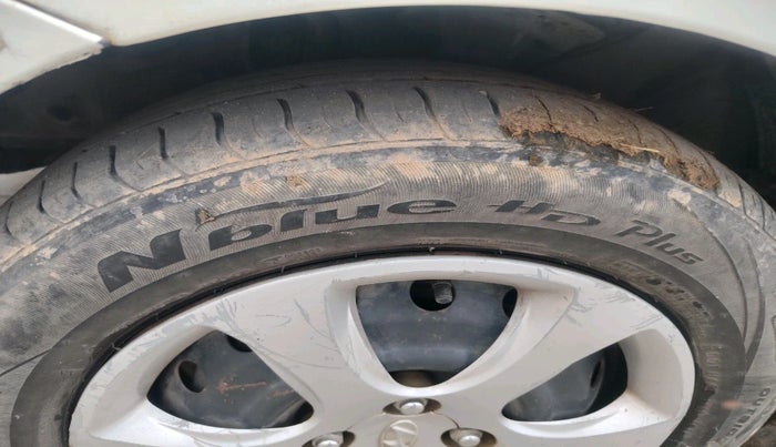 2013 Hyundai Verna FLUIDIC 1.6 CRDI EX, Diesel, Manual, 1,40,405 km, tyre