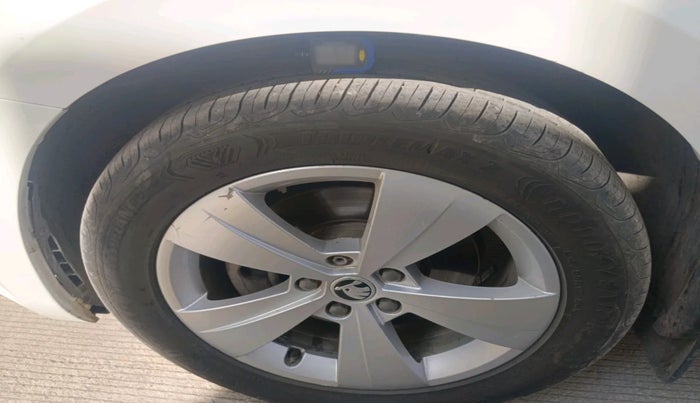 2018 Skoda Superb STYLE 2.0 TDI AT, Diesel, Automatic, 1,41,530 km, tyre