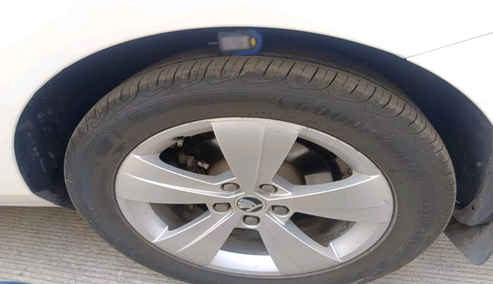 2018 Skoda Superb STYLE 2.0 TDI AT, Diesel, Automatic, 1,41,530 km, tyre