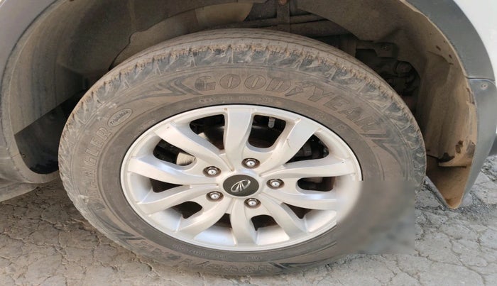 2017 Mahindra XUV500 W10 AT, Diesel, Automatic, 1,03,373 km, tyre