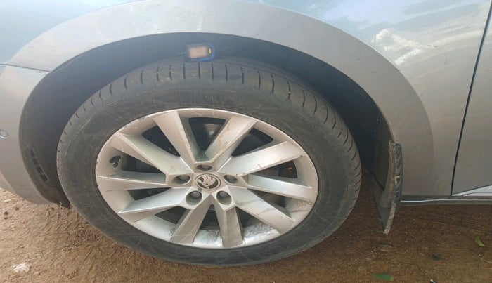 2017 Skoda Superb L&K 1.8 TSI AT, Petrol, Automatic, 1,41,206 km, tyre