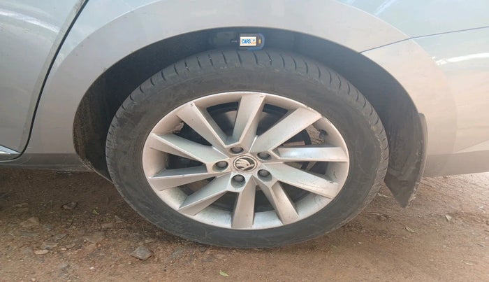 2017 Skoda Superb L&K 1.8 TSI AT, Petrol, Automatic, 1,41,206 km, tyre