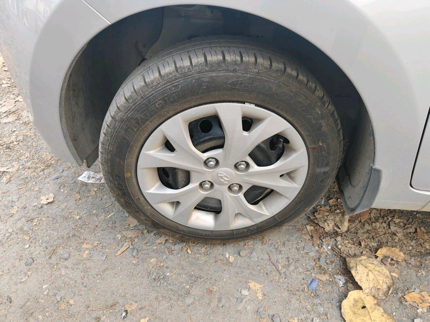 2016 Hyundai Grand i10 MAGNA AT 1.2 KAPPA VTVT, Petrol, Automatic, 5,823 km, tyre