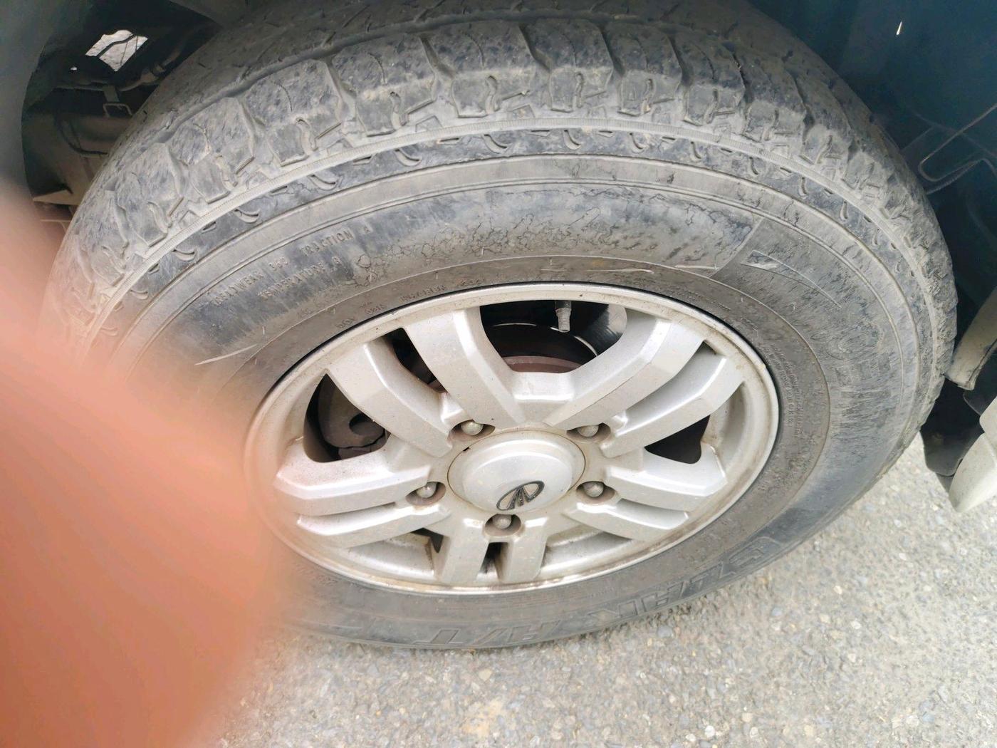 2013 Mahindra Scorpio VLX 4WD AIRBAG AT, Diesel, Automatic, 1,26,106 km, tyre