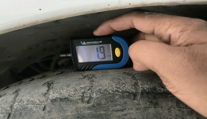 2013 Toyota Innova 2.5 G 7 STR, Diesel, Manual, 1,90,523 km, tyre