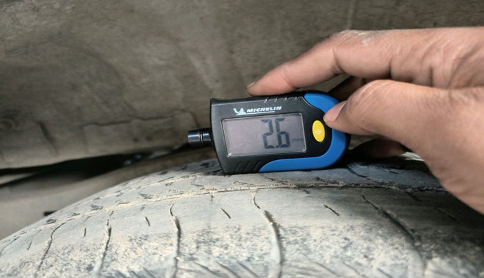 2013 Toyota Innova 2.5 G 7 STR, Diesel, Manual, 1,90,523 km, tyre