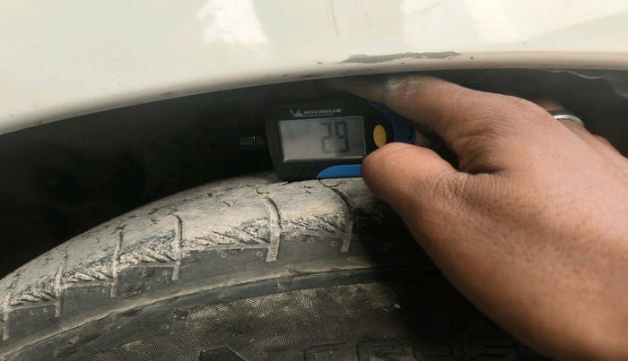 2013 Toyota Innova 2.5 G 7 STR, Diesel, Manual, 1,90,523 km, tyre