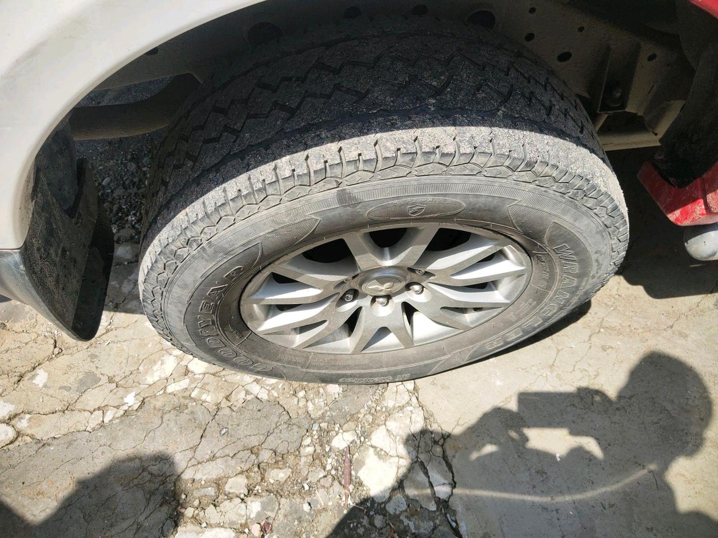 2015 Mitsubishi Pajero Sport 2.5 MT 4X4, Diesel, Manual, 1,29,727 km, tyre