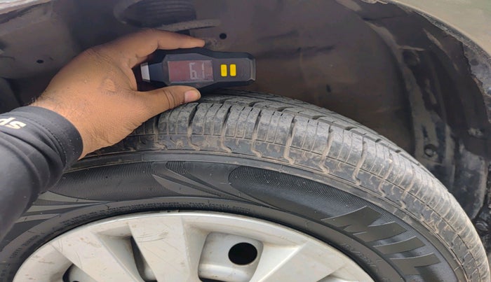 2015 Maruti Swift Dzire LXI (O), Petrol, Manual, 43,605 km, tyre