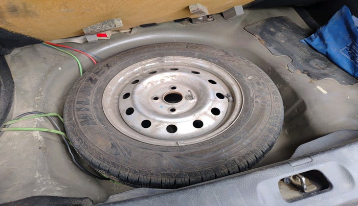 2015 Maruti Swift Dzire LXI (O), Petrol, Manual, 43,605 km, tyre