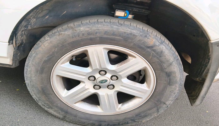 2013 Landrover Freelander 2 TD4 SE, Diesel, Automatic, 2,62,500 km, tyre