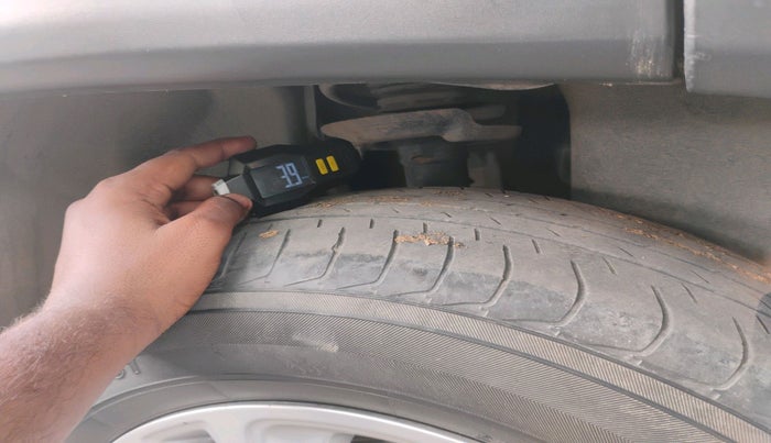 2017 Jeep Compass LIMITED (O) 2.0 DIESEL 4X4, Diesel, Manual, 1,75,966 km, tyre