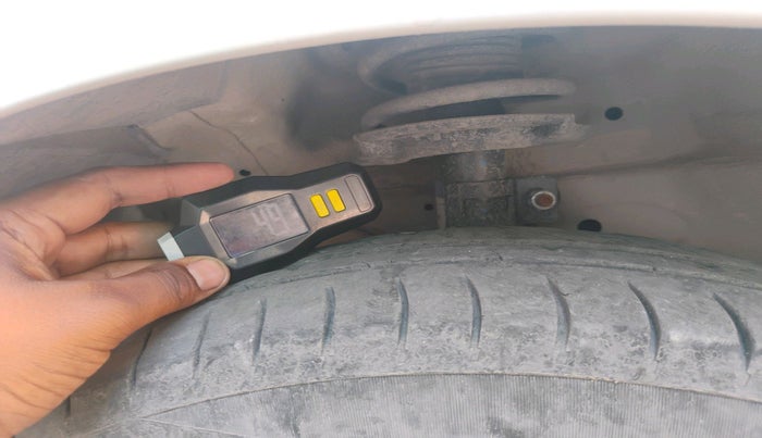 2015 Maruti Swift Dzire VDI ABS, Diesel, Manual, 1,80,037 km, tyre