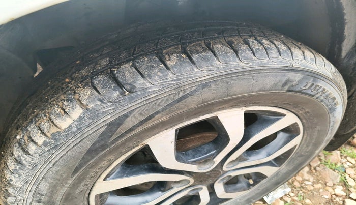 2014 Nissan Terrano XL D PLUS, Diesel, Manual, 1,31,039 km, tyre