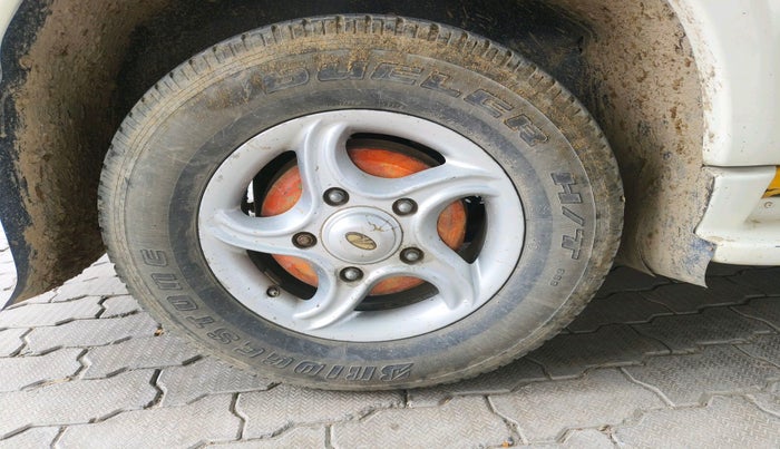 2013 Mahindra Scorpio VLX 2WD, Diesel, Manual, 1,83,275 km, tyre