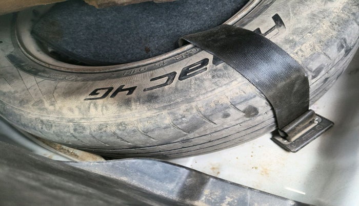 2021 Hyundai VENUE E 1.2, Petrol, Manual, 54,616 km, tyre