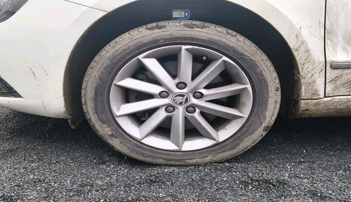 2015 Skoda Superb ELEGANCE 1.8 TSI MT, Petrol, Manual, 73,930 km, tyre