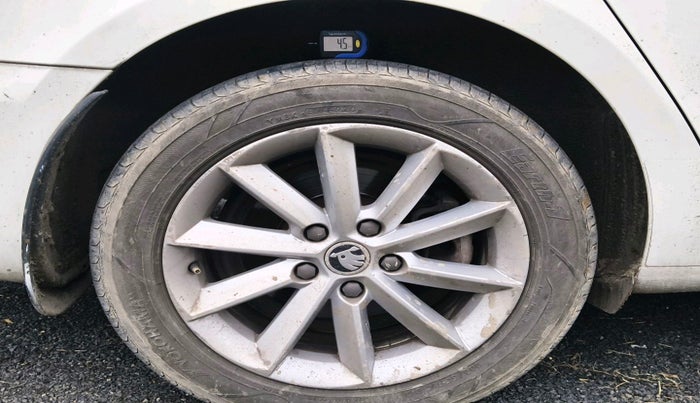 2015 Skoda Superb ELEGANCE 1.8 TSI MT, Petrol, Manual, 73,930 km, tyre