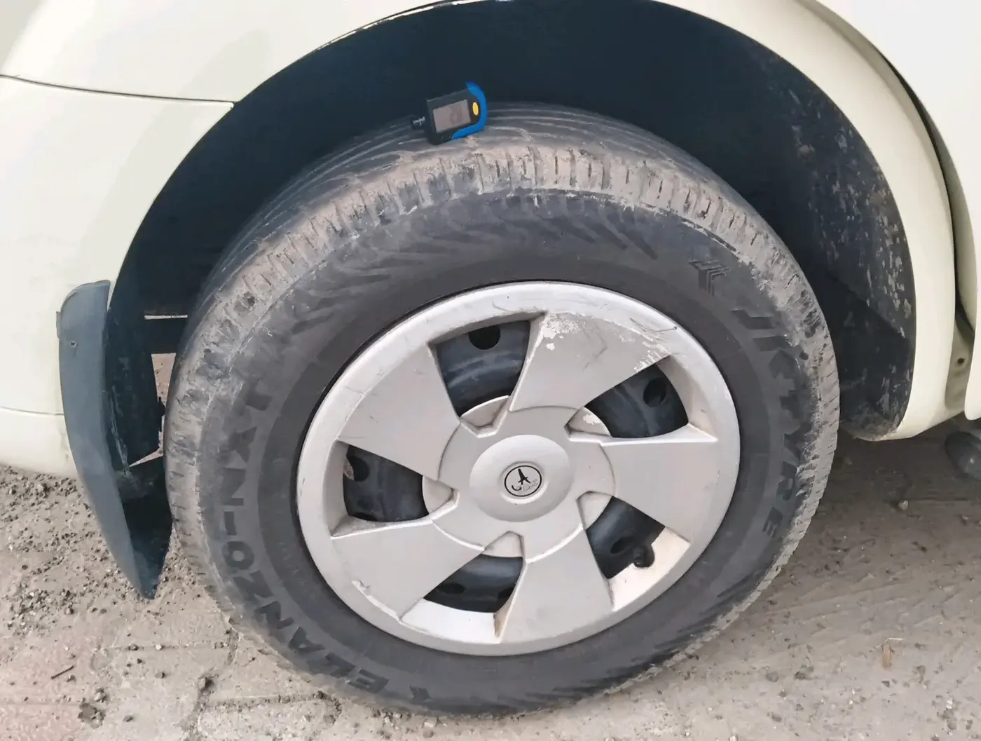 2016 Mahindra XUV500 W4, Diesel, Manual, 1,62,312 km, tyre