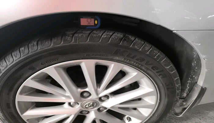 2016 Toyota Camry HYBRID, Hybrid, Automatic, 29,527 km, tyre