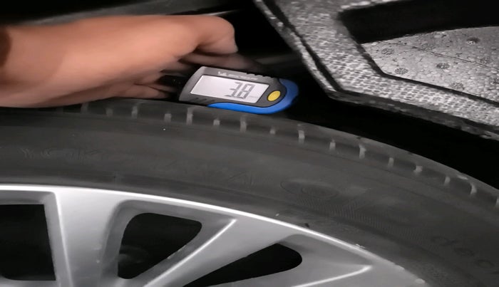 2016 Toyota Camry HYBRID, Hybrid, Automatic, 29,527 km, tyre