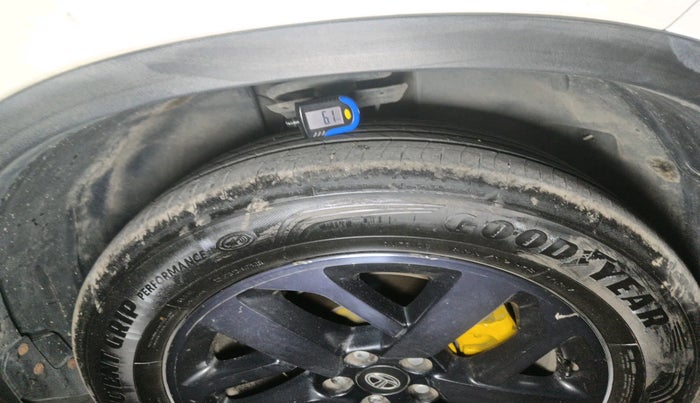 2021 Tata Safari XMA, Diesel, Automatic, 1,39,684 km, tyre