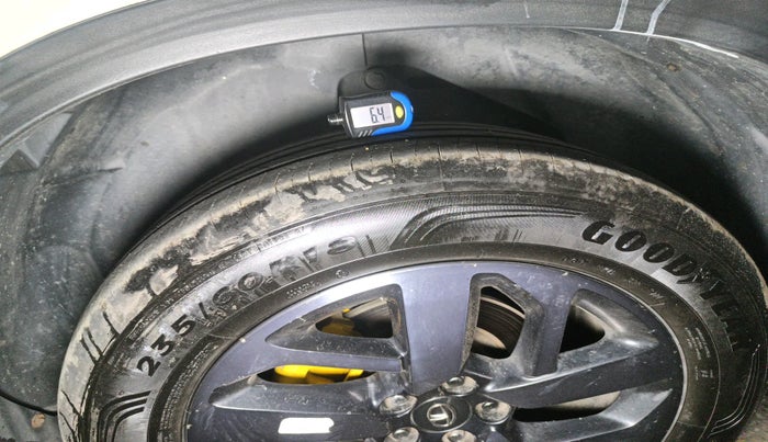 2021 Tata Safari XMA, Diesel, Automatic, 1,39,684 km, tyre