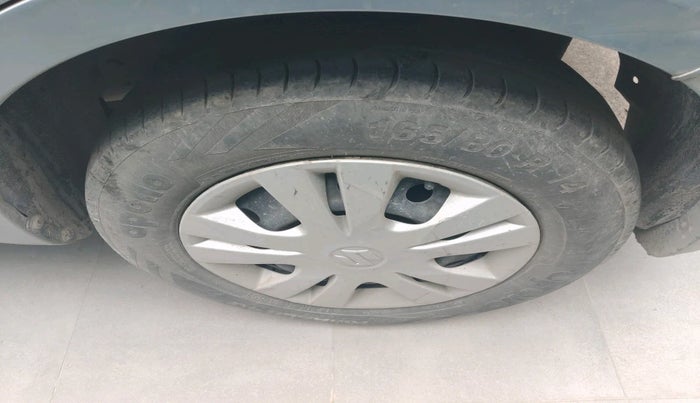 2013 Maruti Swift Dzire VXI, Petrol, Manual, 1,06,269 km, tyre