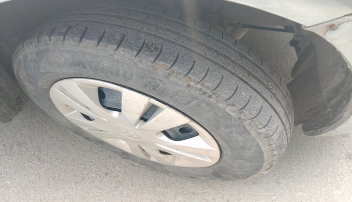 2013 Maruti Swift Dzire VXI, Petrol, Manual, 1,06,269 km, tyre