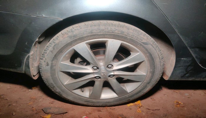 2013 Hyundai Verna FLUIDIC 1.6 CRDI SX, Diesel, Manual, 1,00,370 km, tyre
