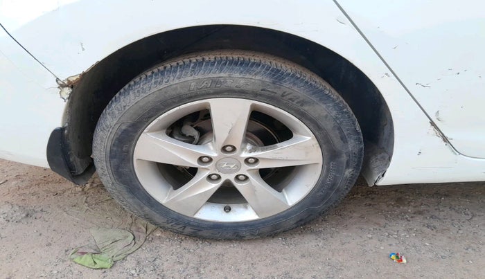 2012 Hyundai New Elantra 1.6 CRDI, Diesel, Manual, 1,46,892 km, tyre