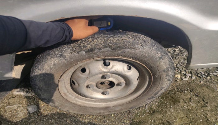 2010 Maruti Omni 5 STR, Petrol, Manual, 76,072 km, tyre