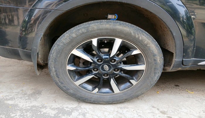 2018 Mahindra XUV500 W11 AT, Diesel, Automatic, 1,38,832 km, tyre