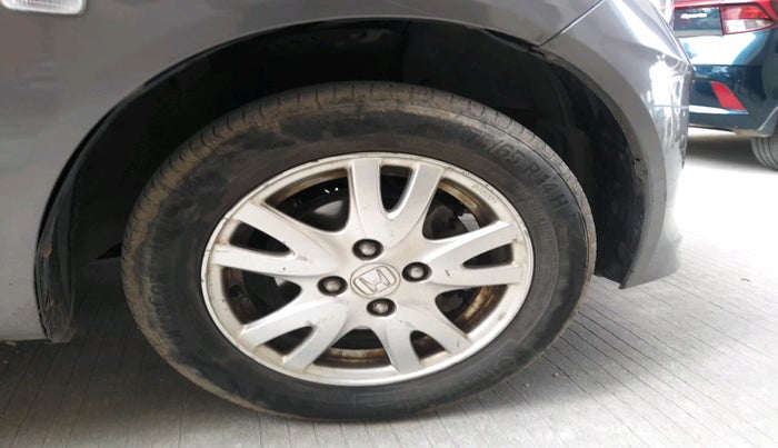 2014 Honda Brio VX MT, Petrol, Manual, 1,06,501 km, tyre
