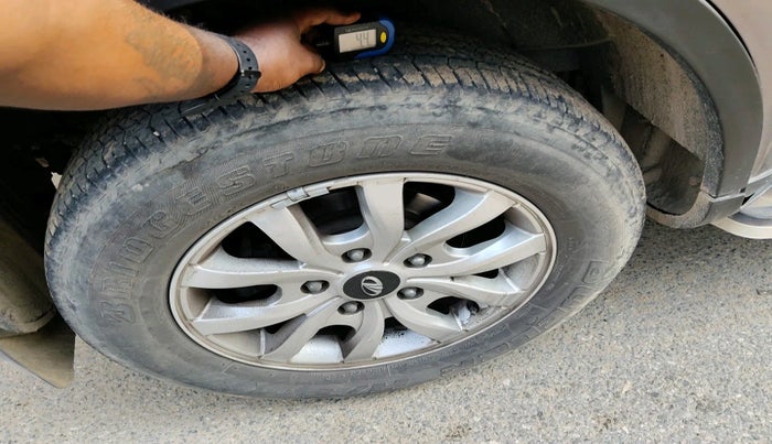 2017 Mahindra XUV500 W10 1.99, Diesel, Manual, 2,11,000 km, tyre