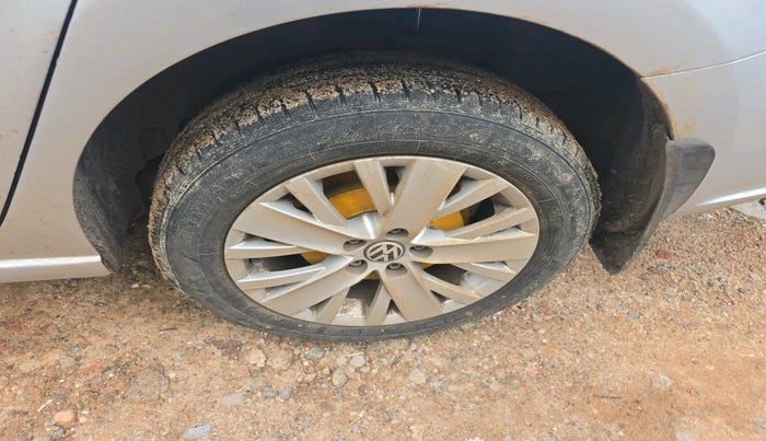 2015 Volkswagen Vento HIGHLINE DIESEL 1.5, Diesel, Manual, 1,99,664 km, tyre