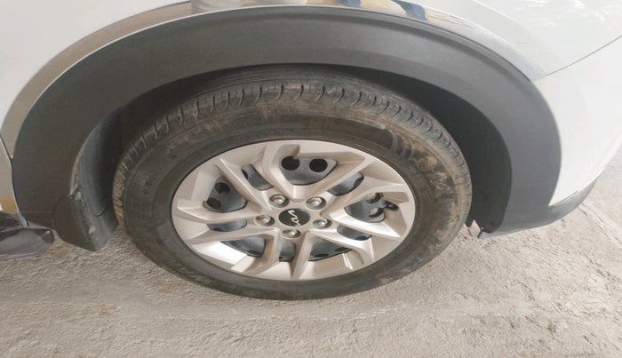 2023 KIA CARENS PRESTIGE 1.5 DIESEL IMT 7 STR, Diesel, Manual, 20,913 km, tyre