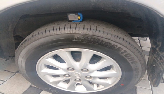 2014 Toyota Innova 2.5 VX 8 STR, Diesel, Manual, 1,49,111 km, tyre