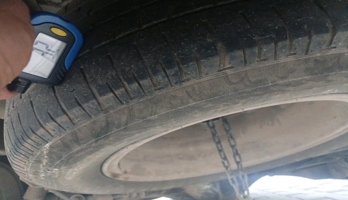 2014 Toyota Innova 2.5 VX 8 STR, Diesel, Manual, 1,49,111 km, tyre