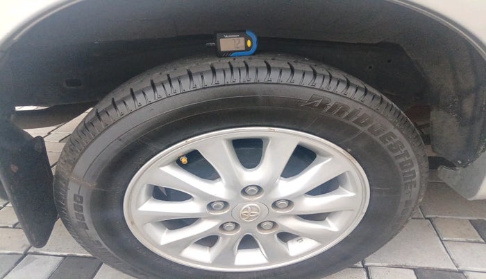 2014 Toyota Innova 2.5 VX 8 STR, Diesel, Manual, 1,49,111 km, tyre