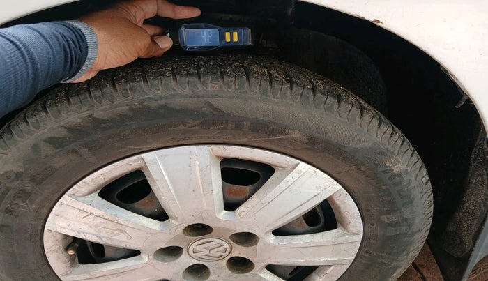 2011 Volkswagen Vento TRENDLINE 1.6, Petrol, Manual, 1,77,455 km, tyre