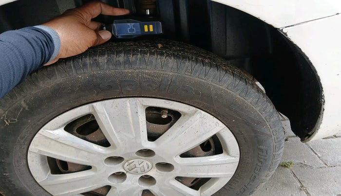 2011 Volkswagen Vento TRENDLINE 1.6, Petrol, Manual, 1,77,455 km, tyre