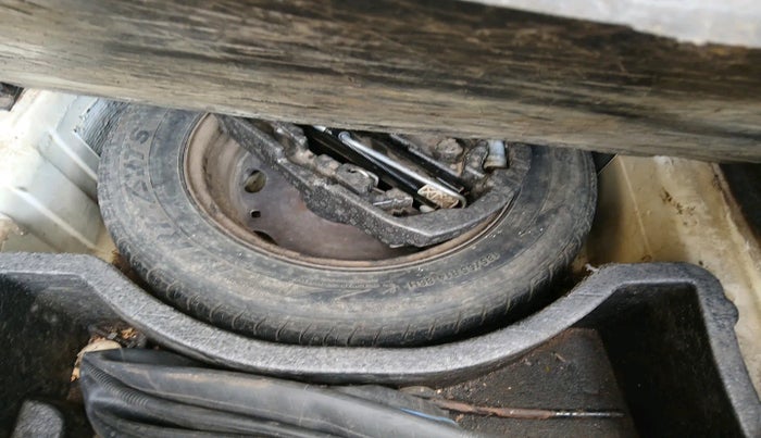 2011 Volkswagen Vento TRENDLINE 1.6, Petrol, Manual, 1,77,455 km, tyre