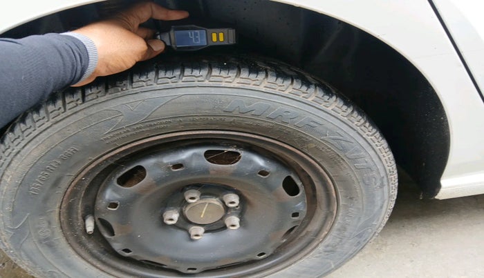 2011 Volkswagen Vento TRENDLINE 1.6, Petrol, Manual, 1,77,455 km, tyre