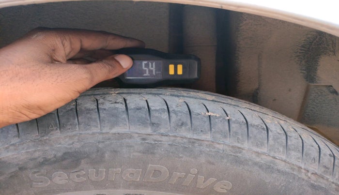 2014 Maruti Swift Dzire VXI, Petrol, Manual, 1,42,999 km, tyre