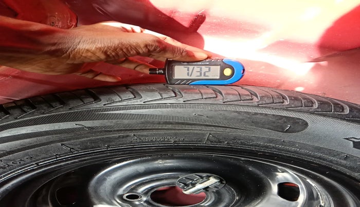 2016 Renault Kwid RXT 1.0 AMT, Petrol, Automatic, 29,850 km, tyre