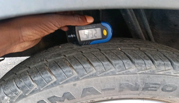 2016 Renault Kwid RXT 1.0 AMT, Petrol, Automatic, 29,850 km, tyre