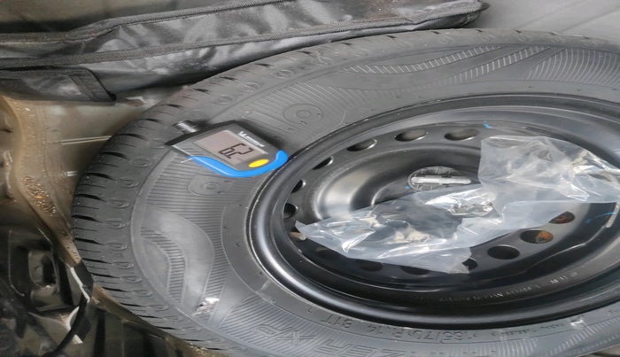 2021 Renault Kwid RXT 1.0 (O), Petrol, Manual, 35,533 km, tyre